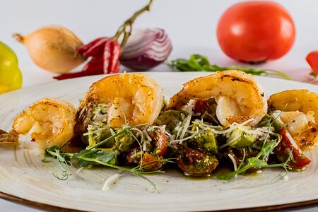 Авокадо с тигровыми креветками