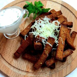 Гренки с сырным соусом