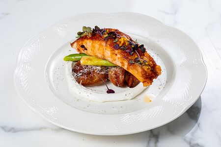 Стейк лосось с бейби картофелем, спаржей, лабне и травами