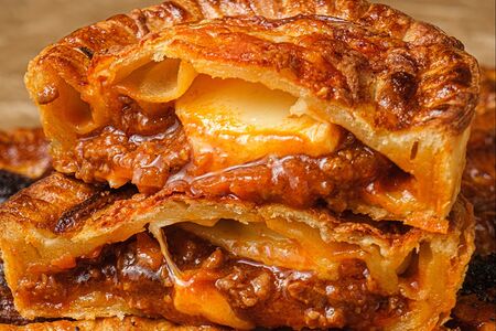 Пирог со стейком и копченым сыром