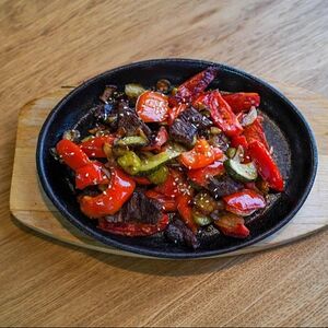 Горячий салат с говядиной