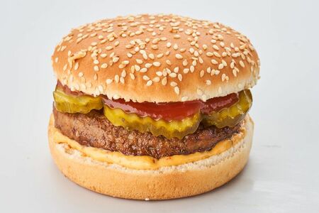 Гамбургер с говяжьей котлетой