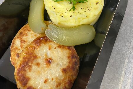 Куриные котлеты с картофельным пюре