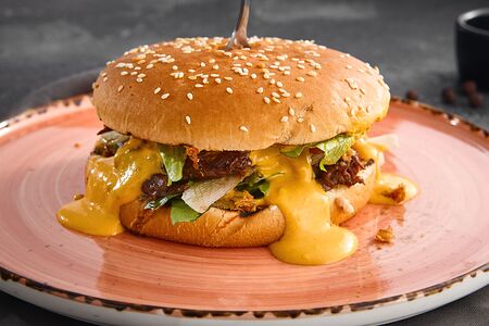 Бургер с рваной говядиной