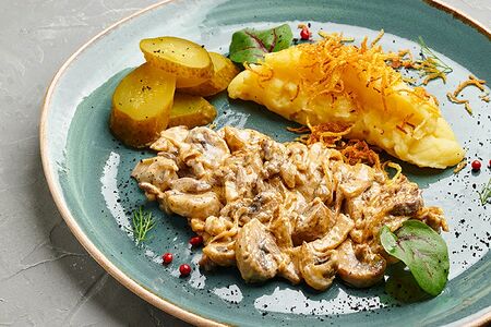 Бефстроганов из телятины с картофельным пюре