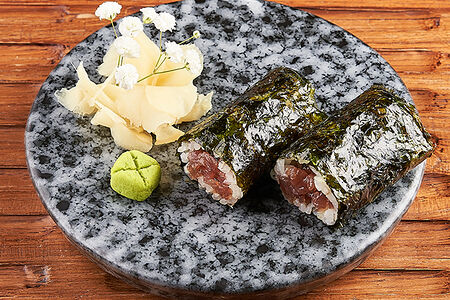 Ручной ролл с тунцом Bigeye, шисо