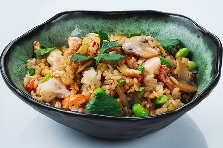 Жареный рис с яйцом и креветками