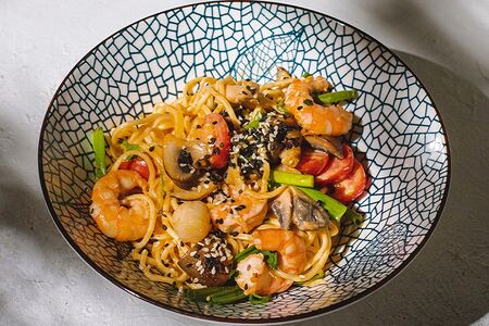 Яичная лапша с морепродуктами в соусе том ям