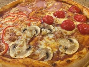 Пицца четыре сезона с ветчиной, грибами, томатами черри и паприкой