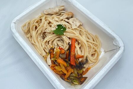 Wok удон с курицей и овощами