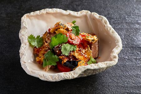 Салат с хрустящими баклажанами и рваной свининой