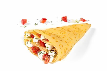 Блин с брынзой и помидорами