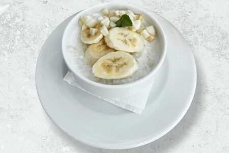 Каша рисовая на молоке с домашним джемом из клубники и сухофруктами 