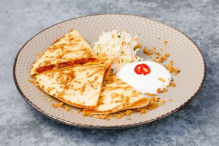 Кесадилья сальчичас