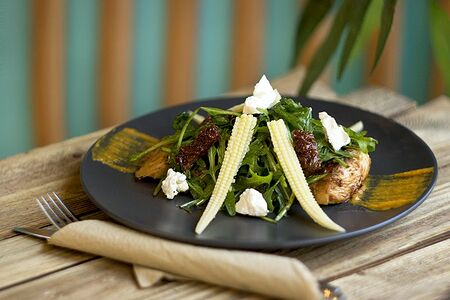 Салат из запечённой куриной грудки с рукколой и крем-чизом