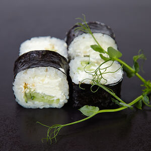 Нори ролл с огурцом и Филадельфией