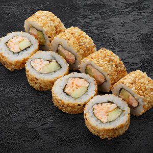 Ролл Калифорния в кунжуте с крабом и креветкой