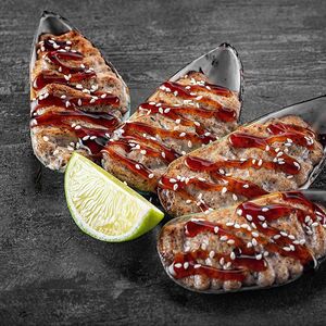 Запеченные мидии в ракушках под грибным соусом