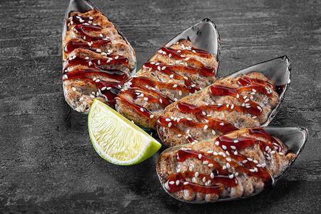 Запеченные мидии в ракушках под грибным соусом