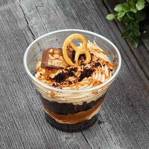 Десерт Трайфл Сникерс