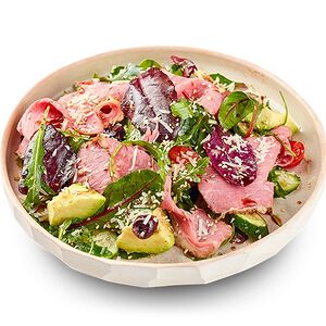 Зеленый салат с пастрами