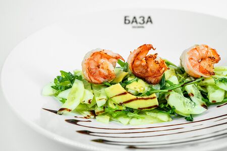 Салат из авокадо огурца и креветок