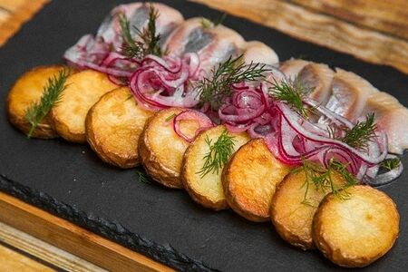 Селедочка с картофелем и лучком