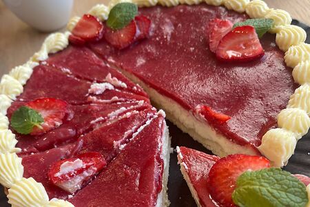 Тарт с творогом и клубникой