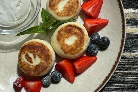 Сырники со свежими ягодами и сметаной