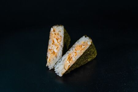 Онигири с кальмаром