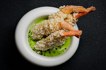 Креветки в рисовом попкорне с соусом Васаби