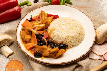 Свинина с рисом и яйцом в соусе Сладкий чили