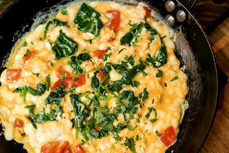 Омлет из трех яиц с Моцареллой, шпинатом и перцем