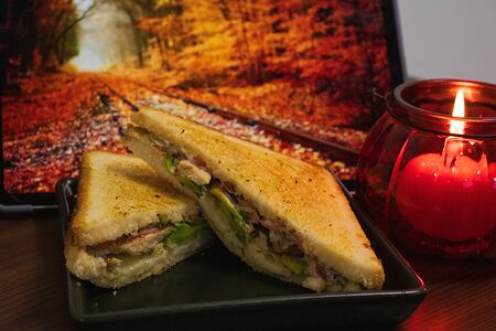 Клаб-сендвич с авокадо и курицей