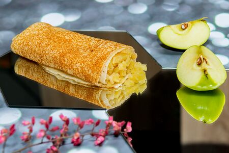 Блин с яблоком