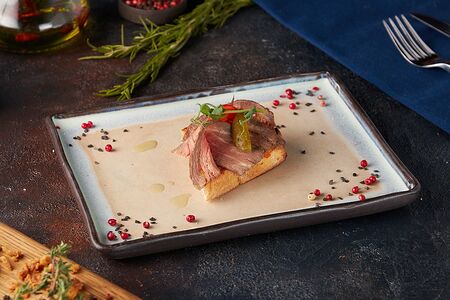 Брускетта с молодой говядиной