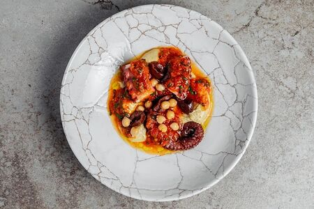 Осьминог гриль с хумусом и пиперадой