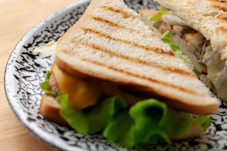 Сэндвич с курицей и грибами