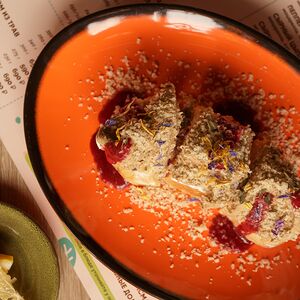 Брускетта с куриным паштетом, сливочным кремом и грецким орехом