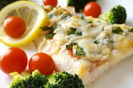 Филе трески под сыром со свежими овощами