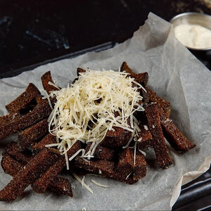Гренки с пармезаном и соусом цезарь
