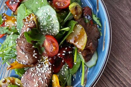 Салат с телятиной и овощами гриль
