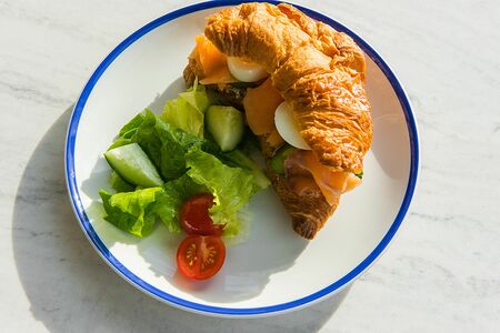 Круассан с лососем и яйцом