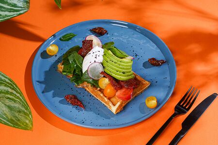 Вафля с авокадо, шпинатом и пашот