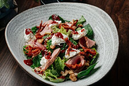 Салат с утиной грудкой и вялеными томатами