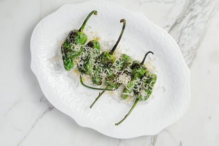 Перцы Падрон с соусом дзадзики