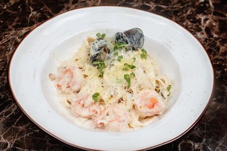 Паста с креветками и мидиями