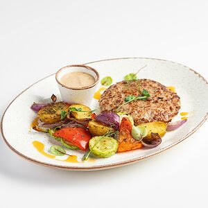 Рубленая котлета с овощным соте