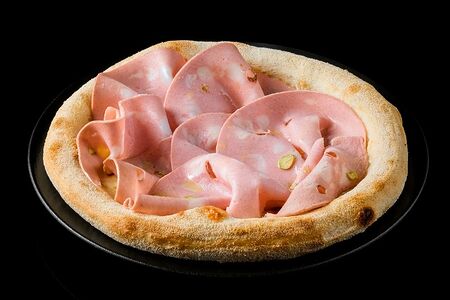 Пицца с мортаделлой и фисташкой