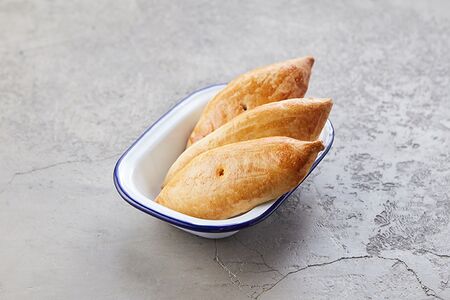 Пирожок с яйцом и луком